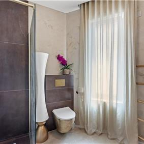 4 bedroom villa with indoor and outdoor pools in Galižana, Istria, sleeps up to 8